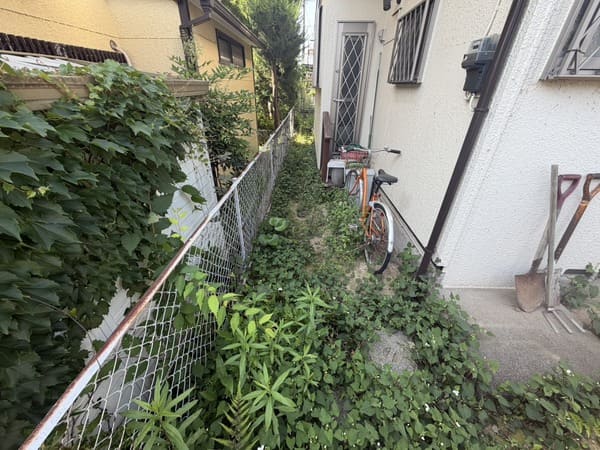 東京都八王子市_草刈り_勝手口_作業前