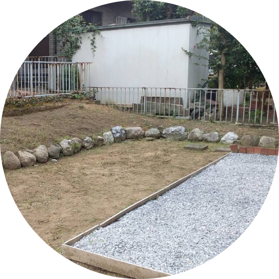 石で囲まれたお庭の花壇スペース