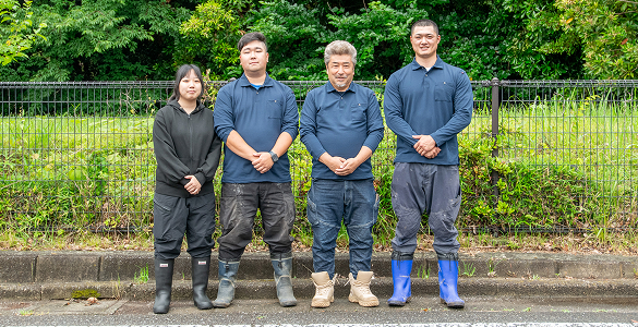 4名の従業員の方が横に並んで写っている