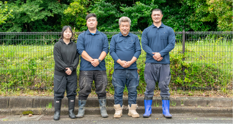 4名の従業員の方が横に並んで写っている